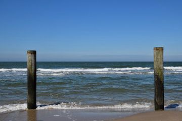 Pfähle im Meer am Strand von Petten von Corine Dekker