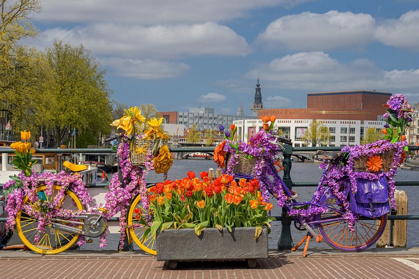 Een fleurige Magere brug in Amsterdam van Peter Bartelings