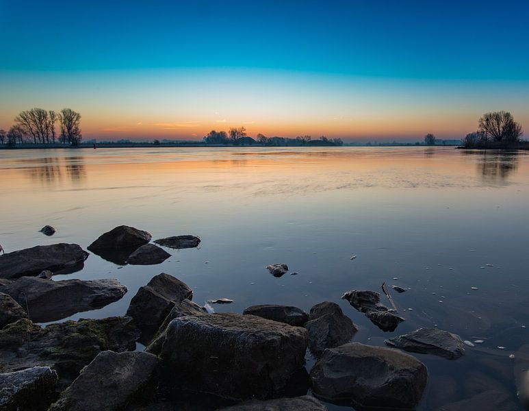 zonsopgang boven de IJssel op een koude ochtend.  by Michel Knikker