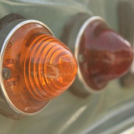 Detail: achterlampen van een auto (citroën dyane) van Frans Roos