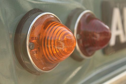 Detail: achterlampen van een auto (citroën dyane) van Frans Roos