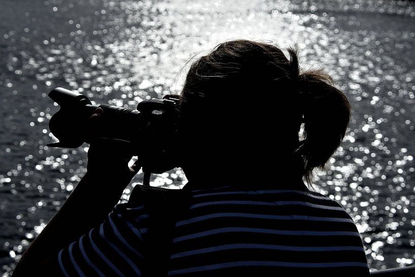 Silhouette d'une femme en train de photographier par Karel Frielink