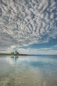 Die friesische IJsselmeerküste bei Molkwerum mit schöner Wolkendecke