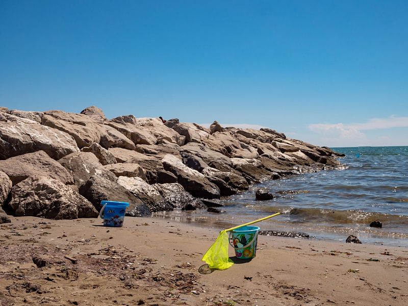 Des rochers comme brise-lames sur la mer Adriatique en Italie par Animaflora PicsStock
