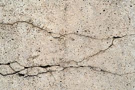 Cracks in a dilapidated old facade of concrete by Heiko Kueverling