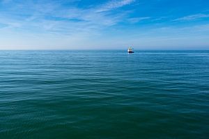 Ship on shore of the Baltic Sea in Wustrow, Germany sur Rico Ködder