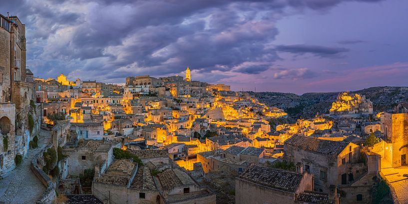 Panorama en zonsondergang boven het verlichte Matera van Henk Meijer Photography