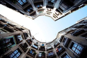 Zicht op appartementen die in een cirkel zijn gebouwd in de oude stad van Barcelona van WorldWidePhotoWeb