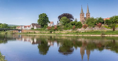 Kerktoren van Hoxter en de Wezer rivier