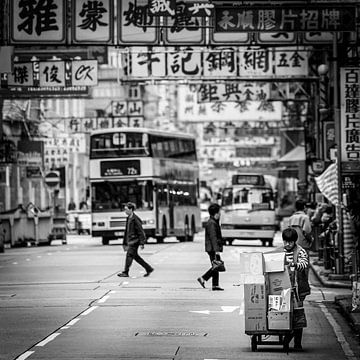 Homme avec une charrette à bras, Hong Kong, Chine sur Bertil van Beek
