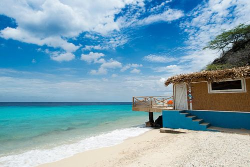 Stand house on tropical beach by Keesnan Dogger Fotografie