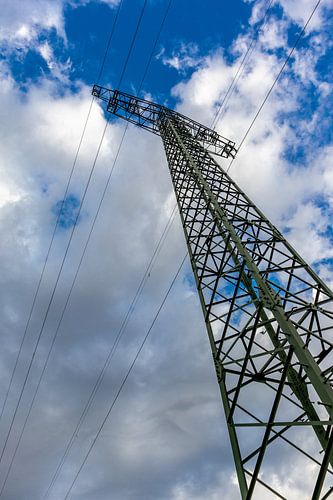 Elektrische pyloon onder een bewolkte hemel