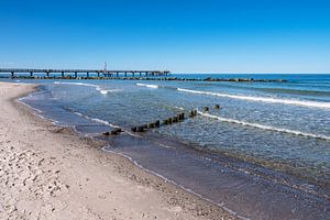 Seebrücke an der Ostseeküste in Wustrow