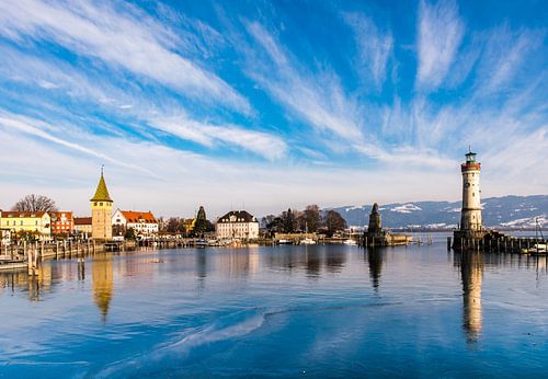 Haven en haveningang met vuurtoren in Lindau aan de Bodensee