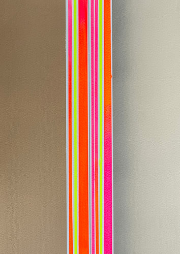 Mirror – Neonstreifen-Poster in Rosa, Gelb und Orange