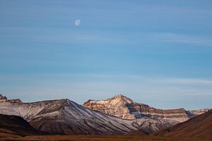 Landschap met maan op Spitsbergen. van Michèle Huge