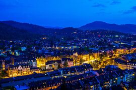 Freiburg im Breisgau, Stadt bei Nacht, beleuchtet vom Verkehr von adventure-photos