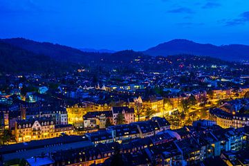 Freiburg im Breisgau, ville de nuit éclairée par la circulation routière sur adventure-photos