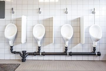 Urinale auf der Herrentoilette