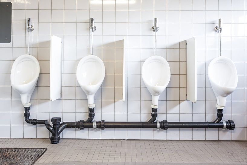 Urinoirs dans les toilettes pour hommes par Marcel Derweduwen