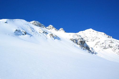 Eisiges Blau trifft auf strahlendes Weiß von Theodor Decker