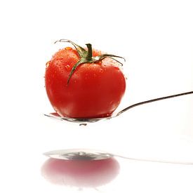 Tomato on a spoon von Wim Verstuyf