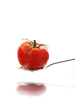 Tomato on a spoon von Wim Verstuyf