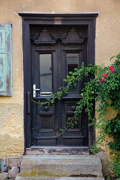 Oude grijze houten deur van Claudia Evans