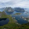 Blick auf Reine – Magische Aussicht vom Reinebringen in den Lofoten von Runawayphill