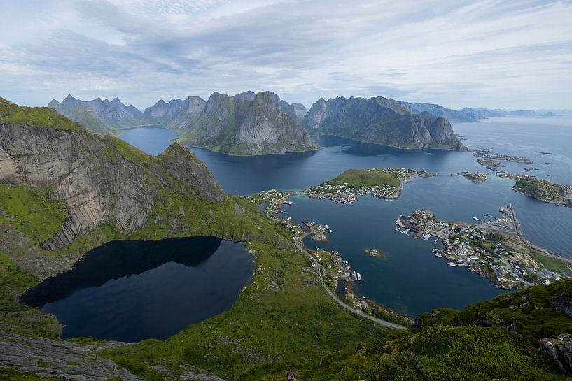 Blick auf Reine – Magische Aussicht vom Reinebringen in den Lofoten von Runawayphill