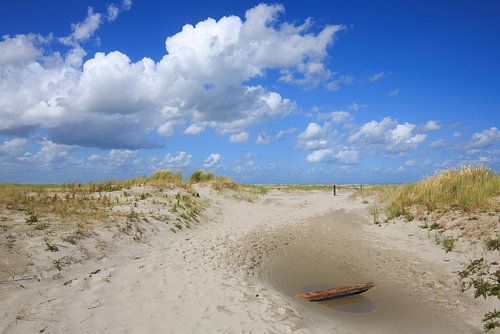 Duinen, zand, blauwe lucht en wolken op strand Ameland