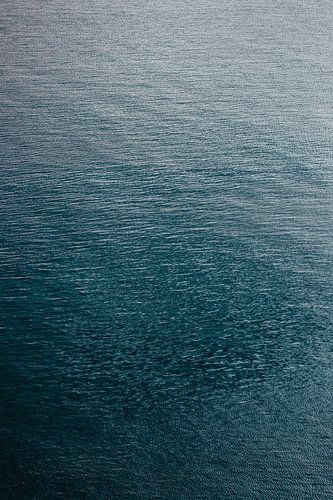 Kleine Wellen im blauen Meer