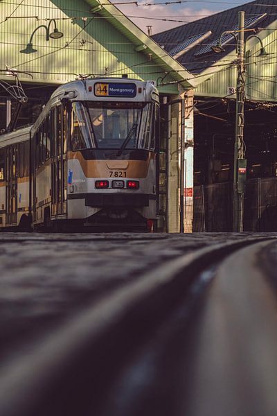 Auf die Straßenbahn warten. von Robby's fotografie