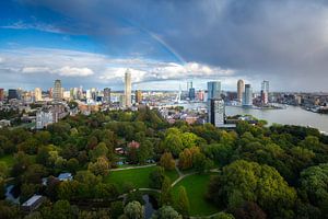 Ligne d'horizon de Rotterdam avec arc-en-ciel