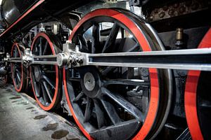 wielen van oude stoom trein von Bas Quaedvlieg