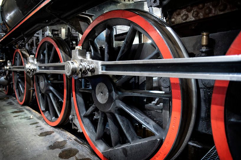 Alte Räder von einer alten Dampfeisenbahn von Bas Quaedvlieg