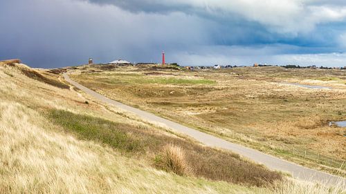 Huisduinen in der Landschaft mit Leuchtturm