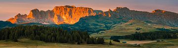 Panoramafoto van een zonsopkomst in Alpe di Siusi van Henk Meijer Photography