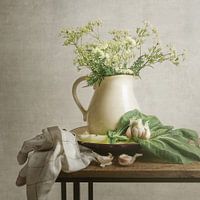 Stilleven met bloemen. Fluitenkruid. Warm taupe.
