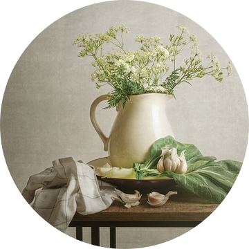 Stilleven met bloemen. Fluitenkruid. Warm taupe.