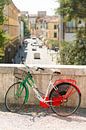 Fiets in de kleuren van de Italiaanse vlag in Lucca van Jenco van Zalk thumbnail