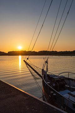 Zonsondergang over de Warnow in de haven van de Hanzestad Ro