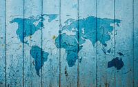 Wereldkaart op blauwe houten planken van WereldkaartenShop thumbnail