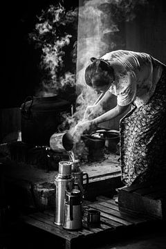 Femme du Myanmar versant du thé sur Mark Thurman
