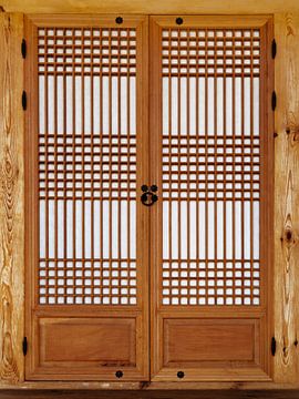 Traditionele houten deur van Mw. Monique