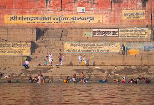 Trappen naar de Ganges in Varanasi, India van Teun Janssen