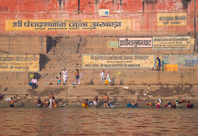 Trappen naar de Ganges in Varanasi, India van Teun Janssen