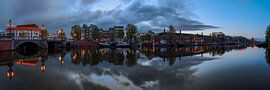 Blick auf den Fluss Amstel (Ostseite) und die Walter-Süskind-Brücke in Am von Amsterdam.Photos