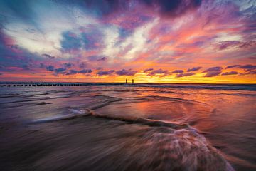 Rising Tide (kleurrijke zonsondergang strand Domburg) van Thom Brouwer