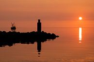 Fischerboot und Steg bei Sonnenuntergang von Annelies Cranendonk Miniaturansicht